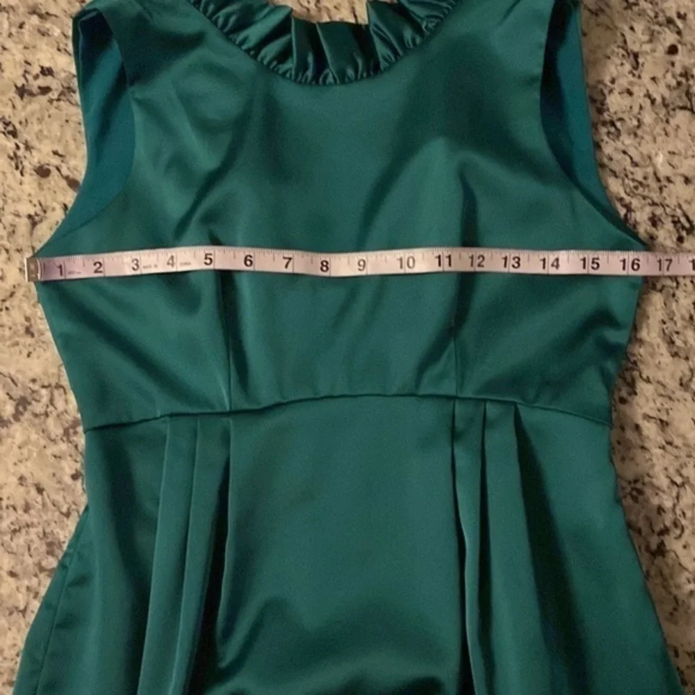 Camilyn Beth The Go Go Green Satin Ruffle Collar Sleeveless Dress 2 GG5